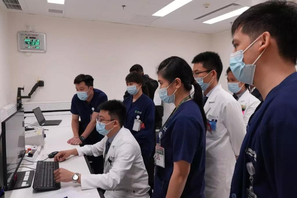 醫學物理師正監測螺旋斷層放射治療系統運作。澳門政府新聞局圖片