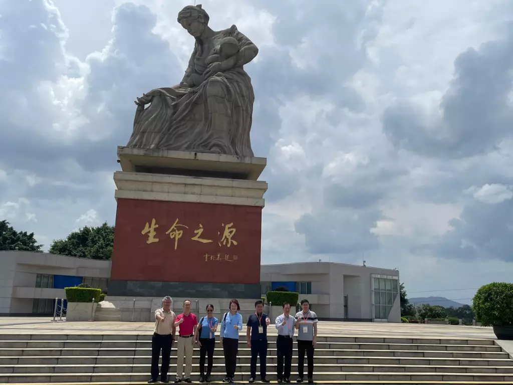 李慧琼(右四)率團在「生命之源」雕像前合照。巴士的報記者攝