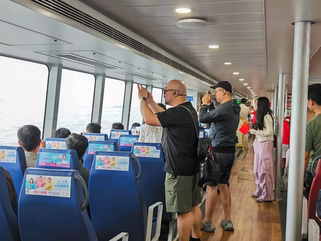市民乘接駁船到山東艦,航程約一小時。讀者提供圖片