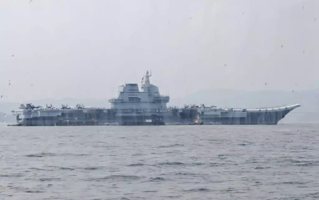市民乘接駁船到山東艦,航程約一小時。讀者提供圖片