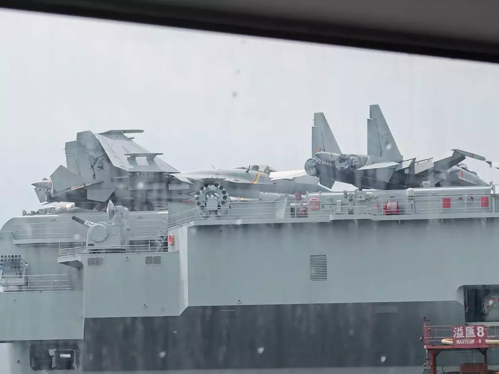 市民乘接駁船到山東艦,航程約一小時。讀者提供圖片