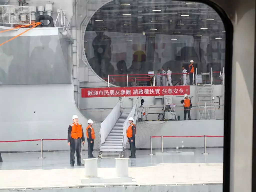 市民乘接駁船到山東艦,航程約一小時。讀者提供圖片