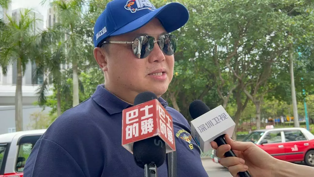 退役軍人周先生。巴士的報記者攝