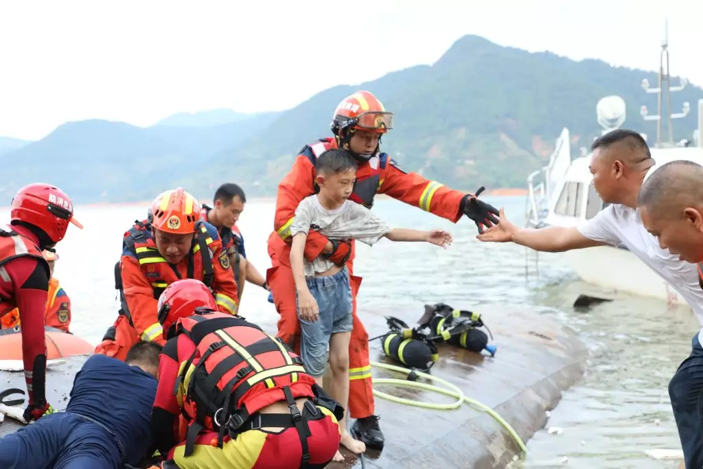 湖南資興市遊船翻側,兩人死亡。新華社