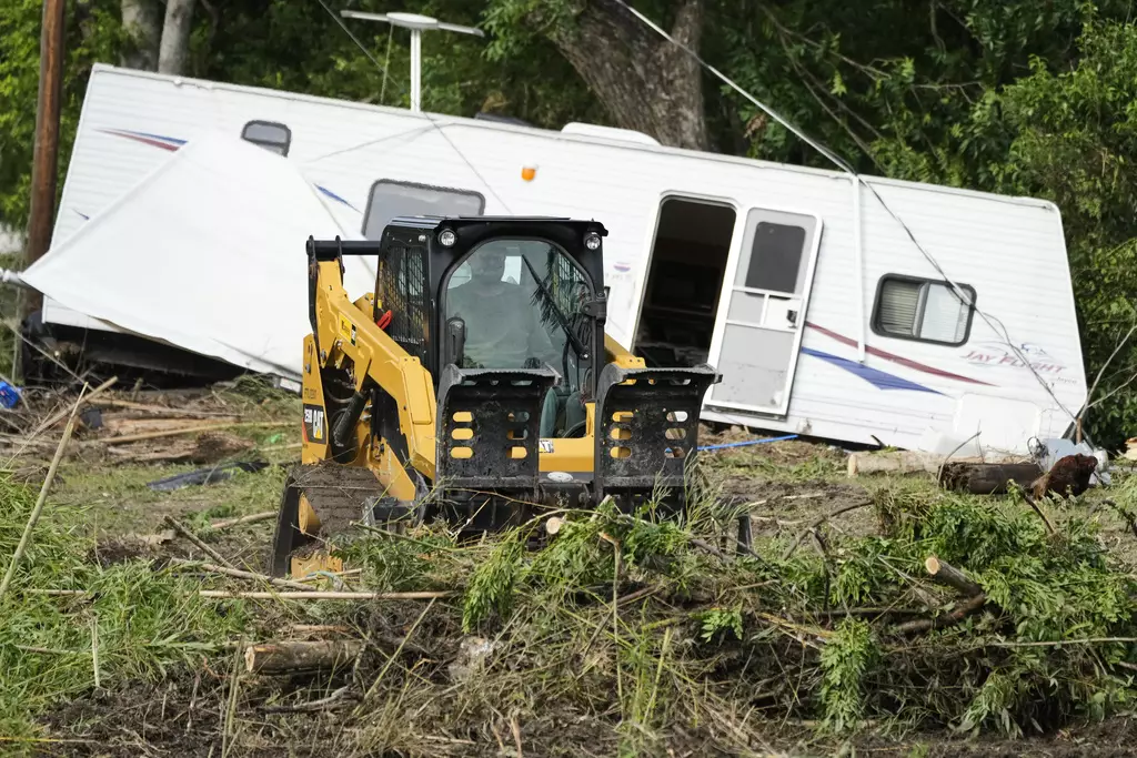 美國得州中部暴雨引發嚴重洪災,增至104人死亡。AP圖片
