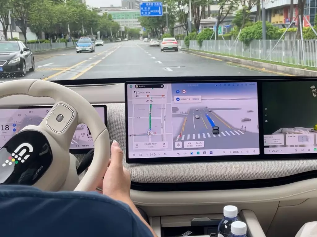 元戎啟行的職員指出,倘若司機選擇AI駕駛,長螢幕的行車走向會用藍色線呈現,然後AI會處理轉向、加減速及停車等操作。巴士的報記者攝
