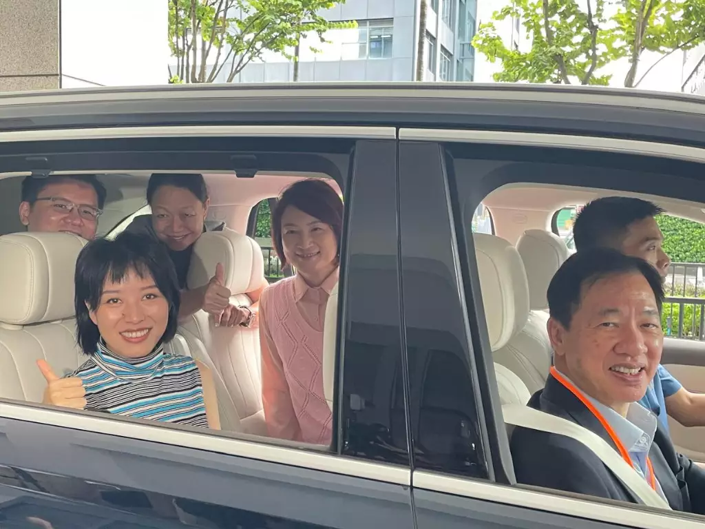 李慧琼(後排右二)聯同傳媒宣傳分組委員李鑾輝(前排右一)和李子樹(後排左一)、政府新聞處處長廖李可期(後排左二)體驗AI駕駛技術應用。巴士的報記者攝