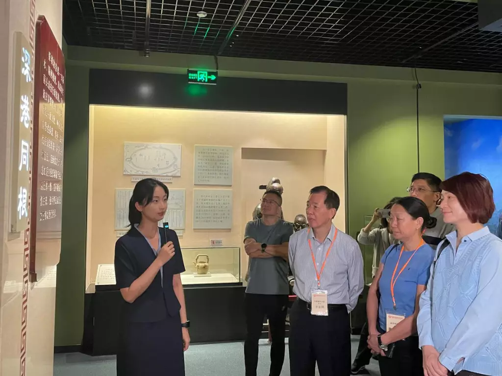 李慧琼(右一)率團參觀南頭古城博物館,體會深港同根的深厚情誼。巴士的報記者攝
