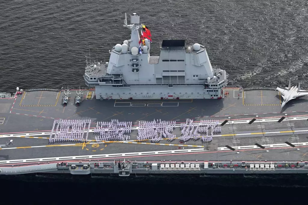 山東艦700多名海軍官兵排列出「國安家好」四個大字,表達愛國愛港的深深祝福。政府新聞處圖片