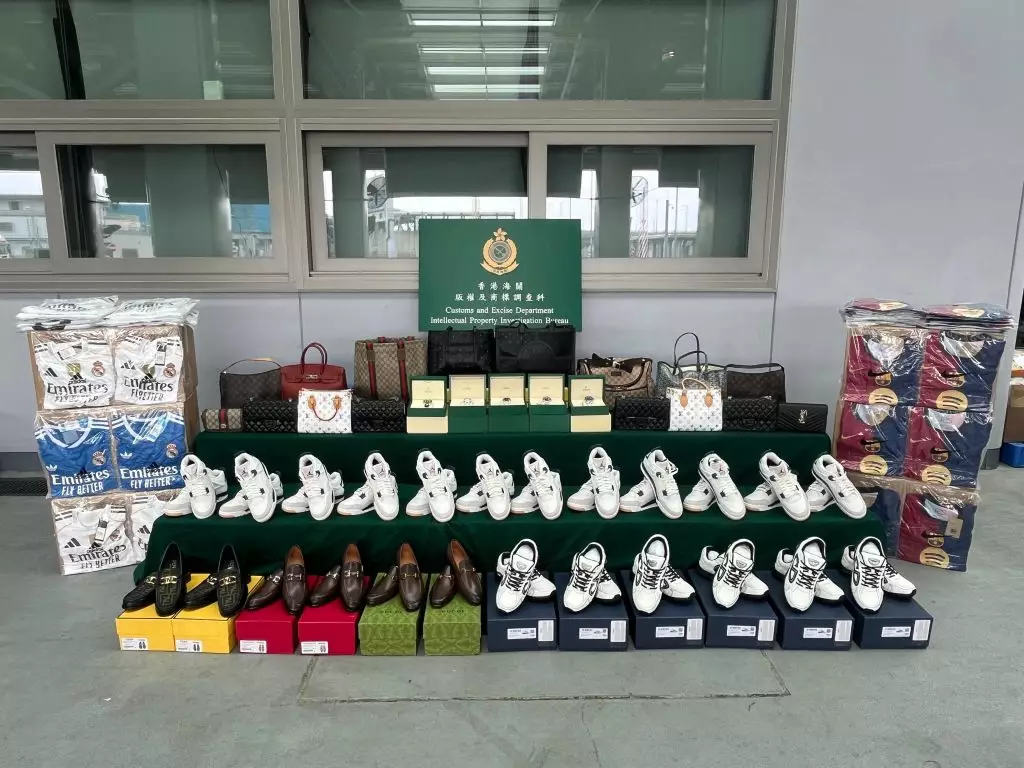 香港海關檢獲約一百七十萬元懷疑冒牌貨物。政府新聞處圖片