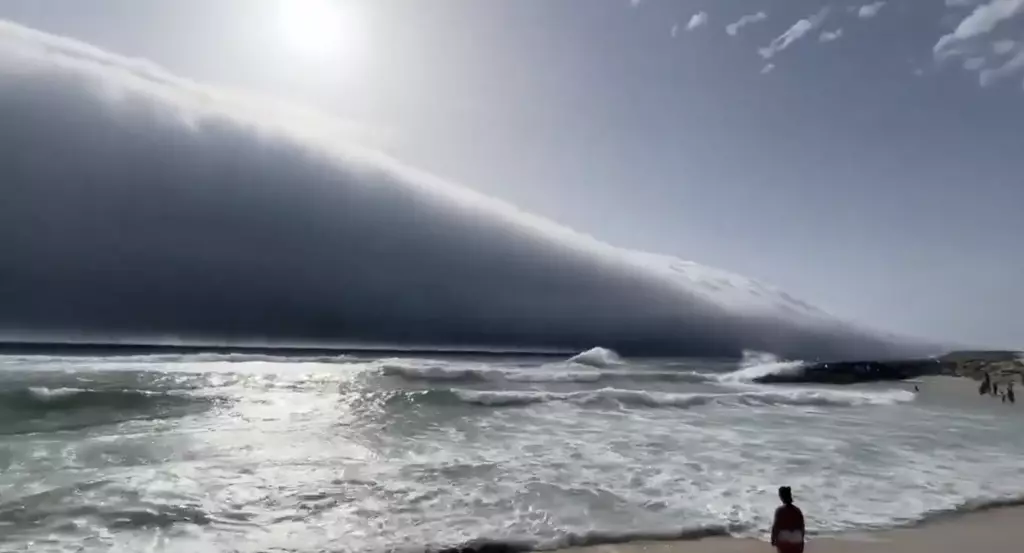 管狀低空雲屬於罕見的弧狀雲,通常與雷雨鋒面有關。X圖片