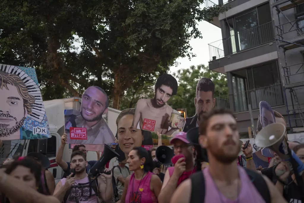 在特拉維夫，有示威者及人質家屬上街，要求釋放人質及結束加沙戰事。AP圖片