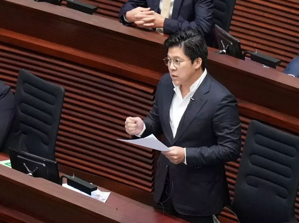 霍啟剛，巴士的報資料相