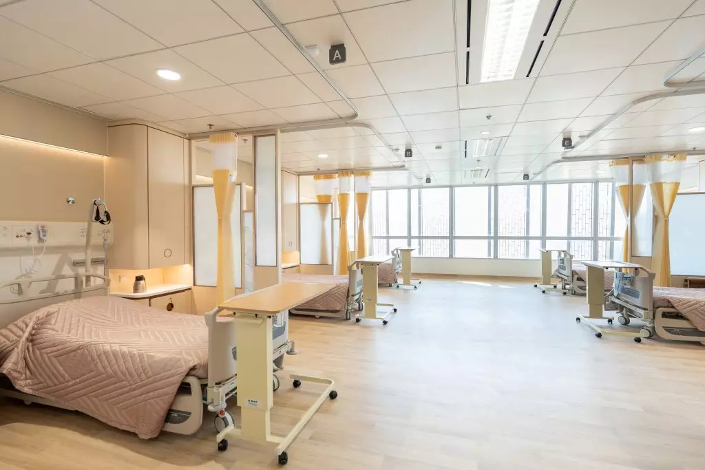 院內的住院服務，提供3人或4人及單人房。香港中醫醫院提供