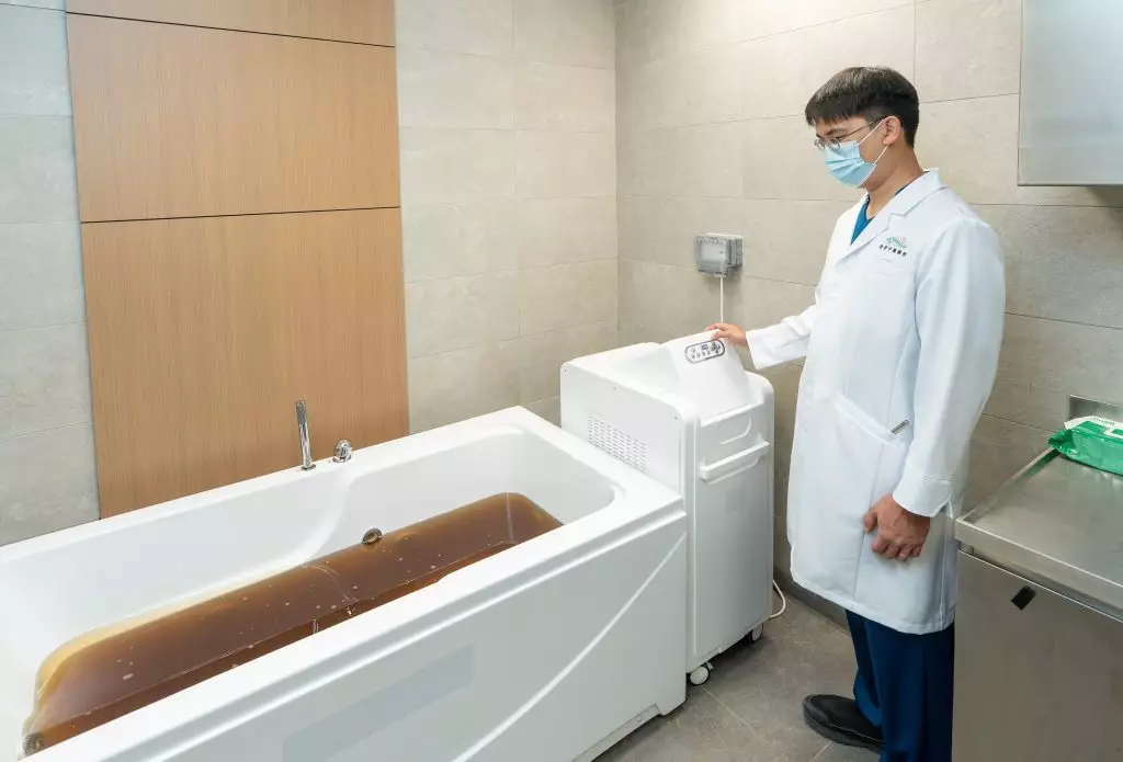 5樓診療室可提供中藥浸浴治療，適用於風濕痹痛、濕疹等皮膚疾病的多種病症。香港中醫醫院提供