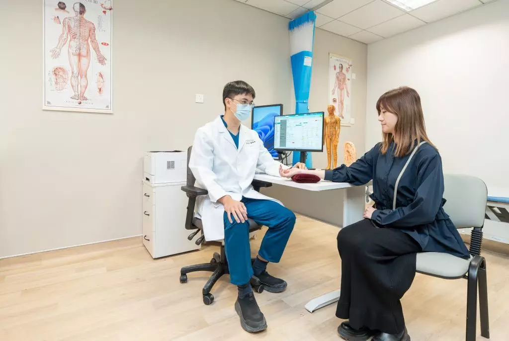 中醫提供辨證論治。香港中醫醫院提供