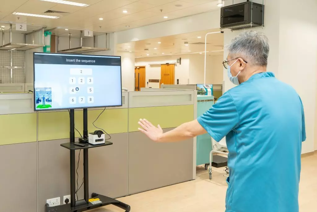 綜合復康中心配備各種專業的醫療器械，協助病人進行復健治療，包括採用VR技術的訓練儀器。香港中醫醫院提供