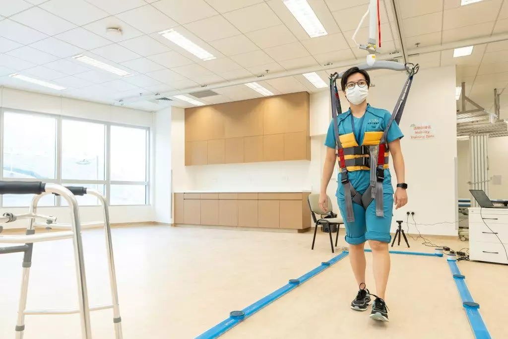 綜合復康中心設有步行訓練儀器，協助訓練病人步行、平衡及活動能力。香港中醫醫院提供