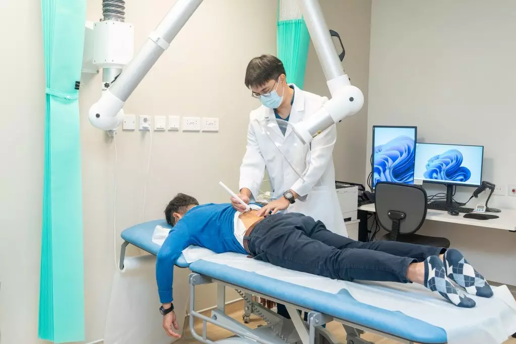 醫院的艾灸室內有排煙設備、恆溫系統等設施，提供艾灸治療服務，特別對受寒導致的長期痛症有效。香港中醫醫院提供