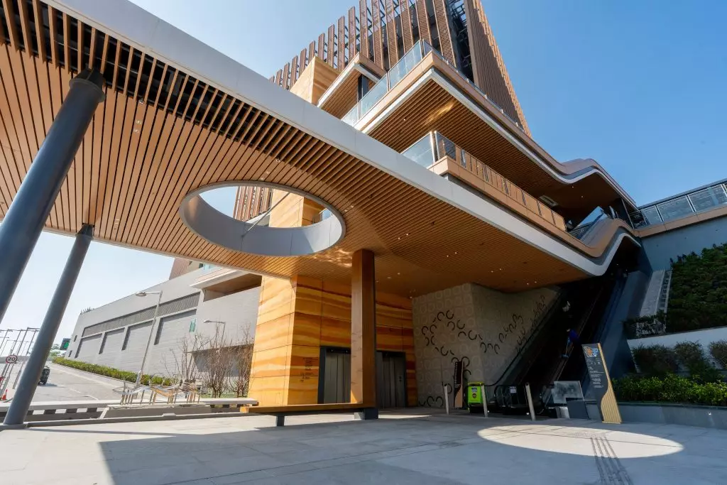 醫院入口，當中有二十四節氣展示。香港中醫醫院提供