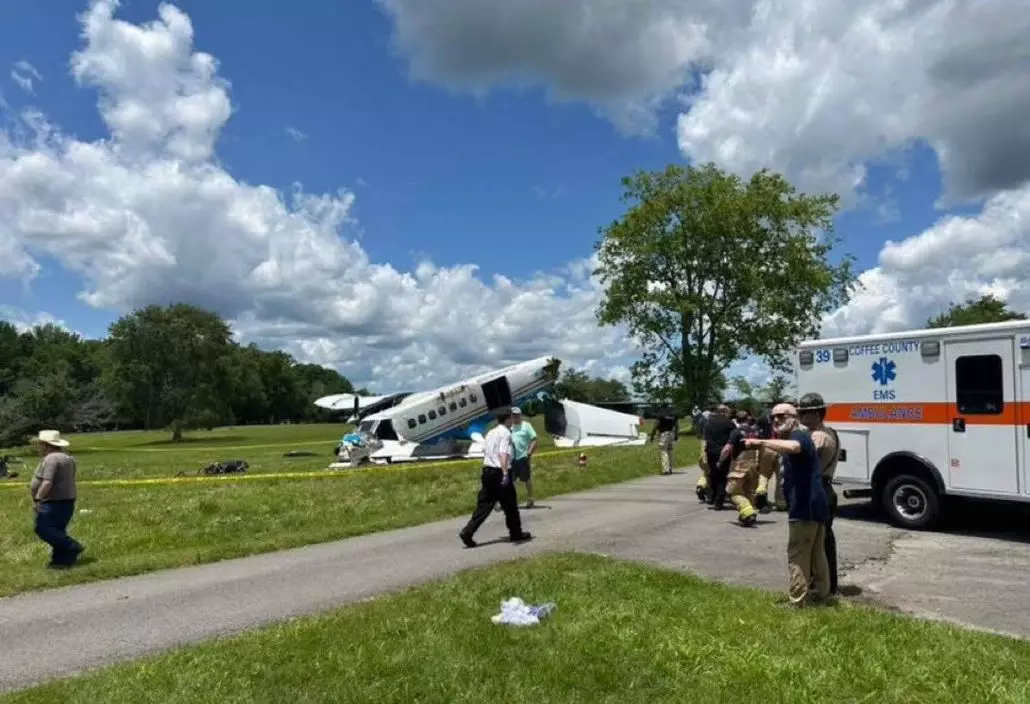 初步報告顯示機上有16至20人,多名傷者由直升機空運至附近醫院。X圖片