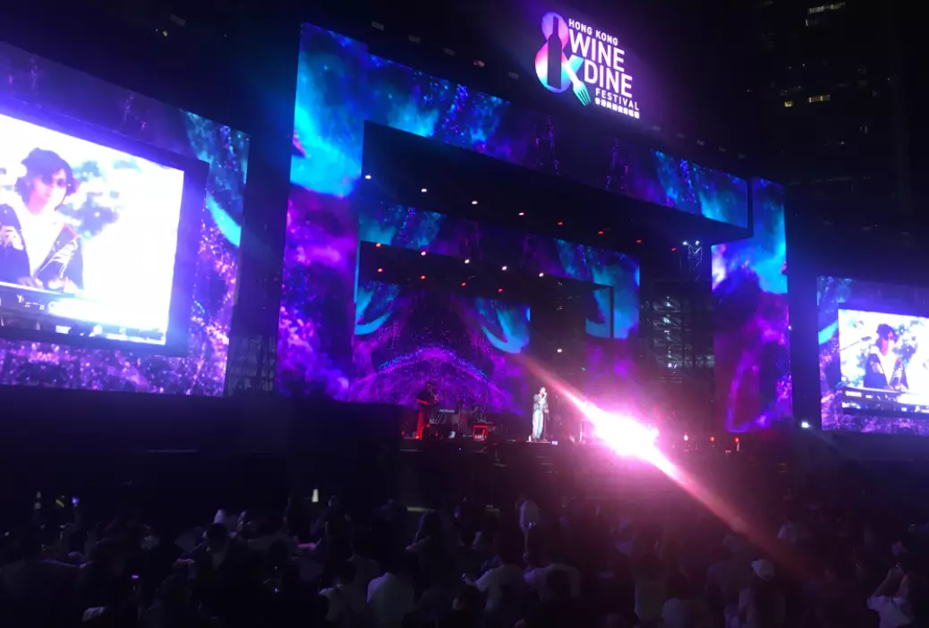 年輕本土樂團表演。巴士的報記者攝