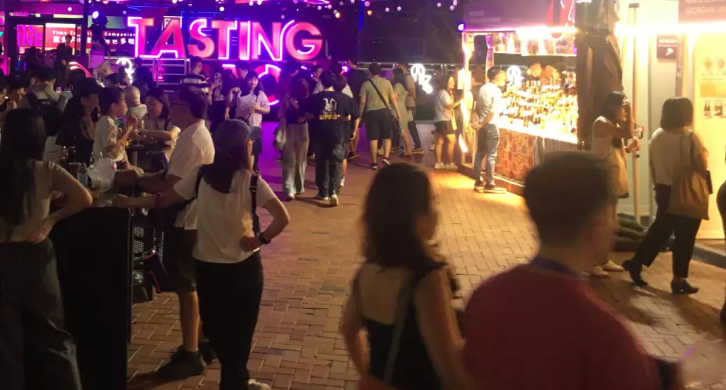 今年活動開放至午夜，吸引不少旅客與市民留連。巴士的報記者攝