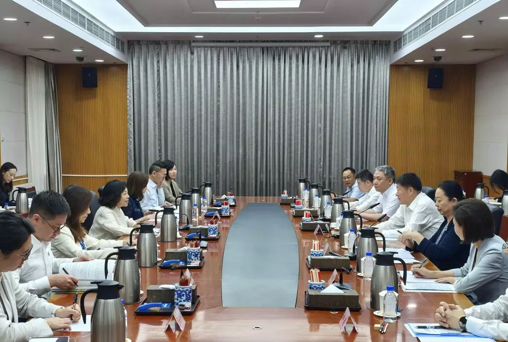 麥美娟(左四)與中共中央社會工作部副部長賀志亮(右三)會面。政府新聞處圖片