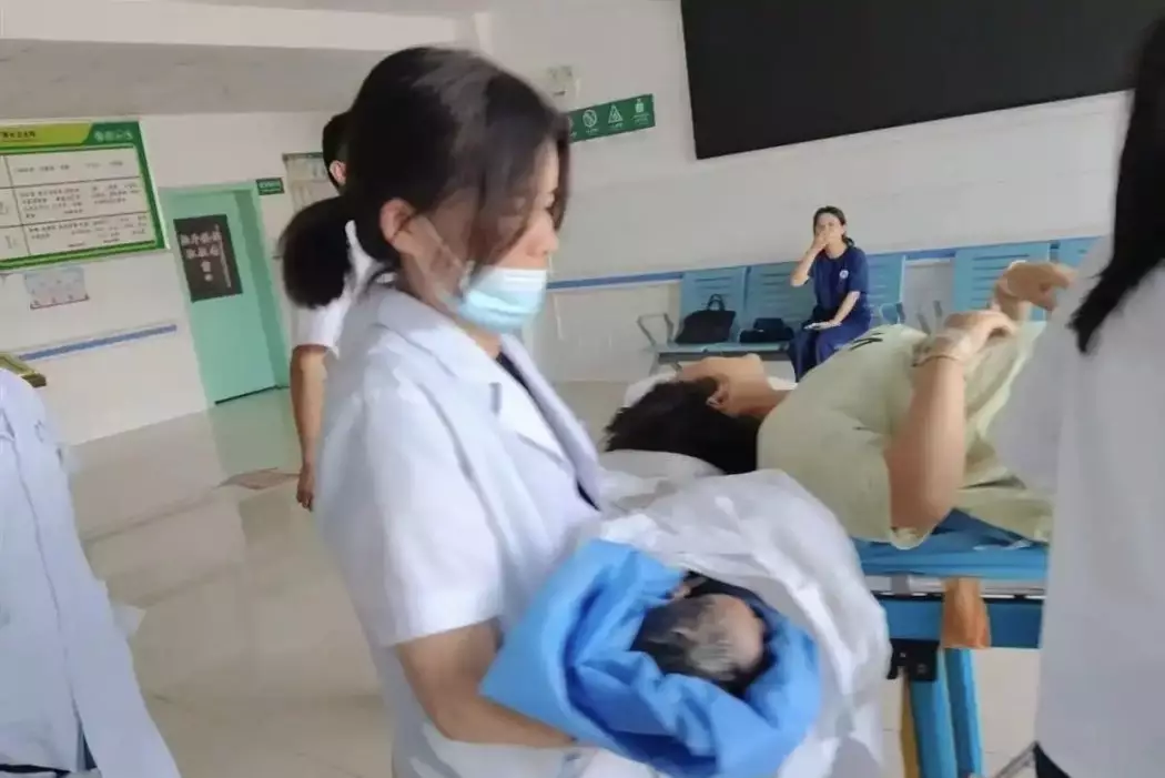 女子抵達衛生院1小時後誕下健康男嬰。影片截圖