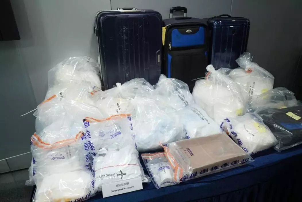 警方分別在鯉魚門和葵涌進行打擊毒品行動，拘捕5人，檢獲市值約5400萬元懷疑氯胺酮。警方圖片