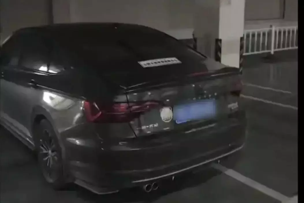 男子因機票太貴連偷8車返鄉,汽油燃盡即棄車再偷。影片截圖