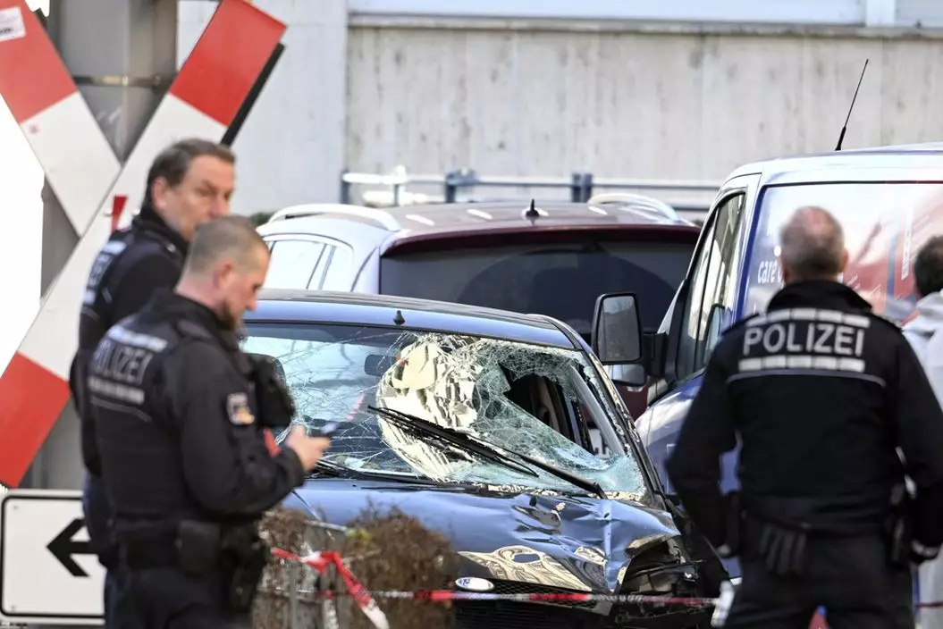 德國西南部城市曼海姆汽車撞向人群事件,造成兩人死亡,11人受傷。(AP圖片)