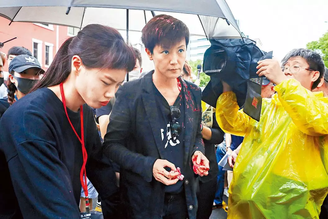 何韻詩前年在台北參加「台港大遊行」活動，受訪時遭蒙面男子潑紅漆。