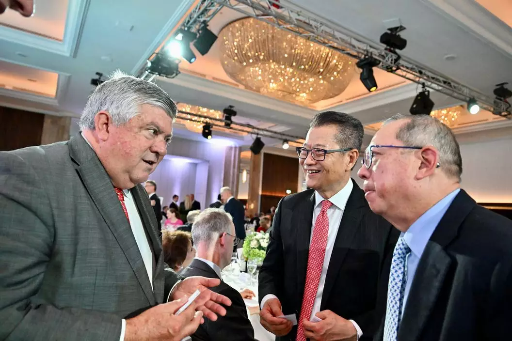 陳茂波（右二）和香港貿易發展局主席林建岳博士（右一）與參與晚宴的嘉賓交流。