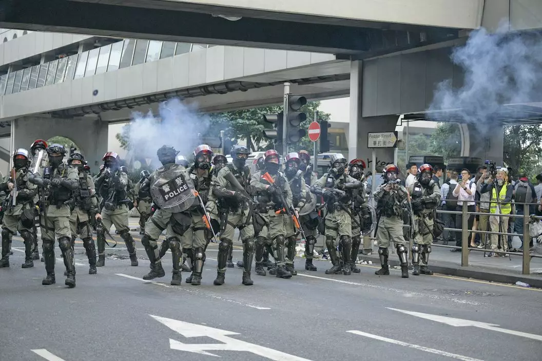 2019年11月12日，警方施放催淚煙驅散聚集中環畢打街的示威者。資料圖片(圖片來源:星島日報)