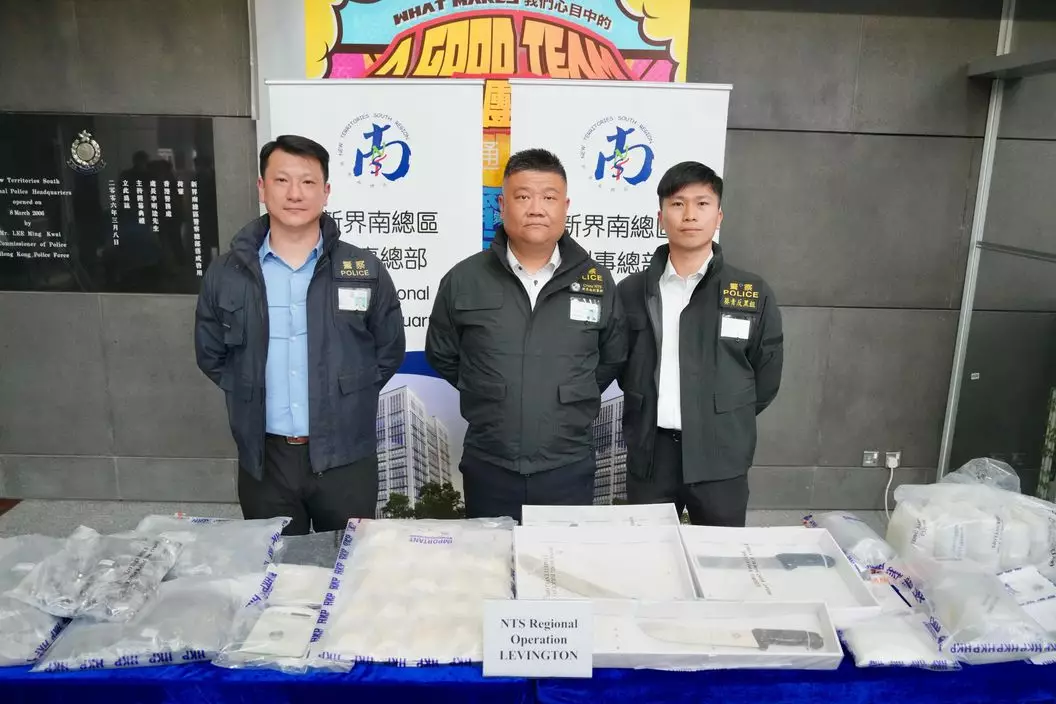 新界南總區刑事部聯同各警區一連3日進行「犁庭掃穴」大型反黑社會執法行動,總共拘捕33名男女。新界南總區刑事部警司李木易(中)、葵青警區特別職務隊督察王得權(左)、葵青警區反三合會行動組督察何煒健(右)向傳媒介紹有關行動情況。