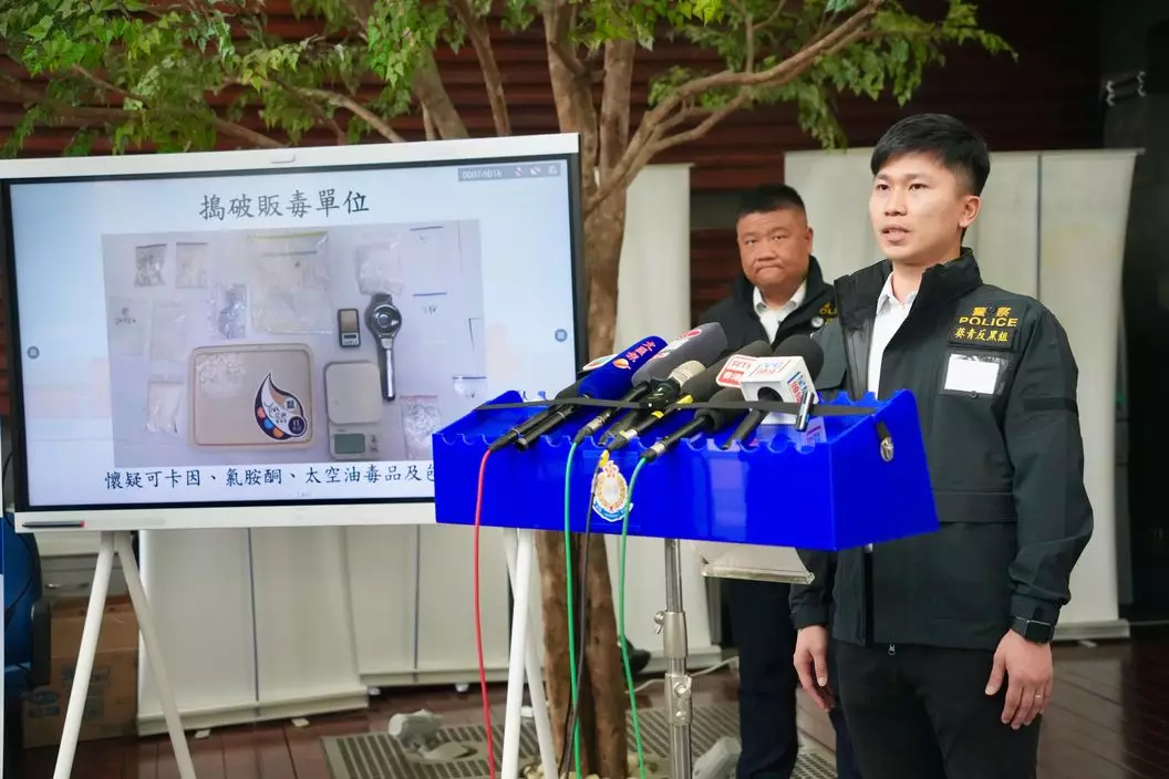 葵青警區反三合會行動組督察何煒健(右)。