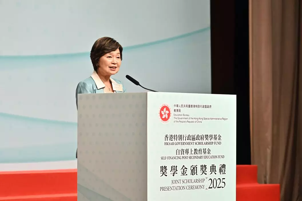 教育局局長蔡若蓮在「香港特別行政區政府獎學基金」及「自資專上教育基金獎學金」頒獎典禮致辭。政府新聞處圖片