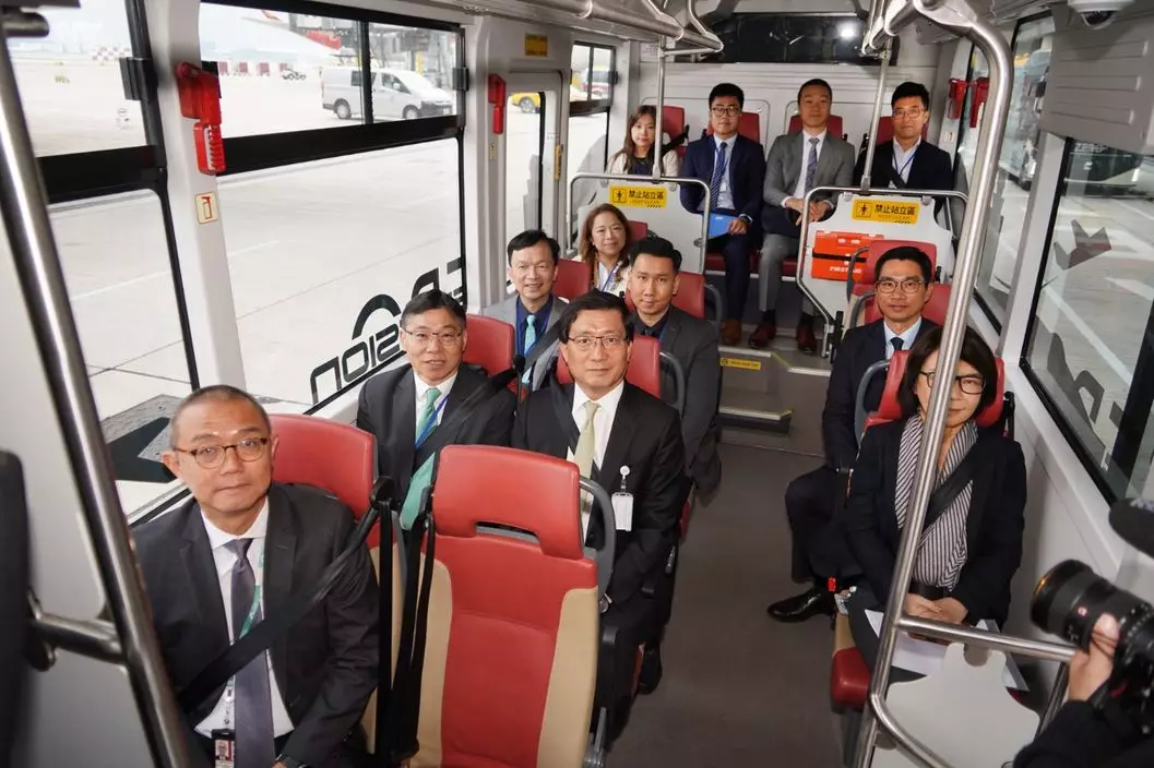 林世雄(第二排左一)去年試坐香港國際機場內的自動駕駛小型巴士。(林世雄網誌圖片)