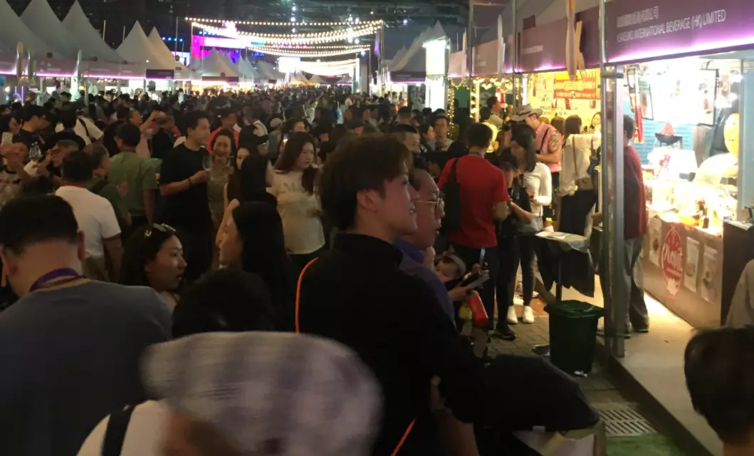 星期日入夜，人頭湧湧。巴士的報記者攝