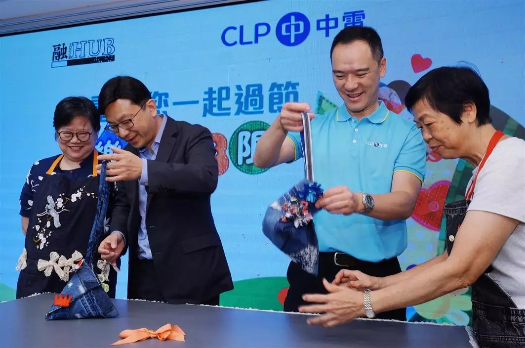 中華電力總裁羅嘉進(右二)及勞工及福利局局長孫玉菡(左二)與長者麥婆婆(左一)及陳婆婆(右一) 一同製作糉形布袋,將端午元素融入升級再造,與長者慶祝端午節。中電圖片