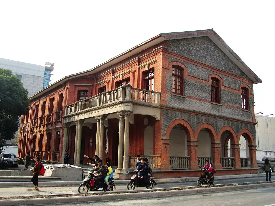 在民間年間，岳飛故居被改建成現浙江省高等法院和浙江省杭縣地方法院舊址。(網上圖片)