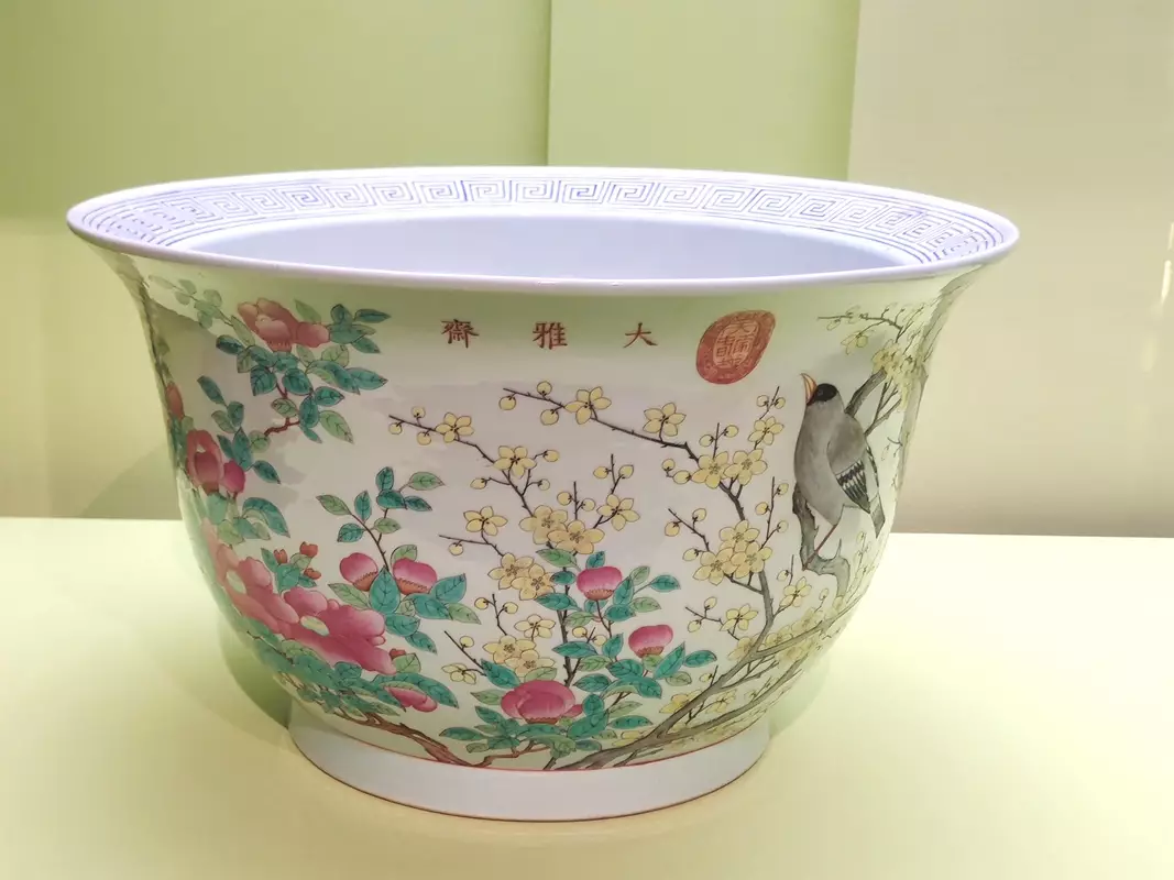 在港限期展出的大雅齋粉彩瓷花盆 (資料圖片)