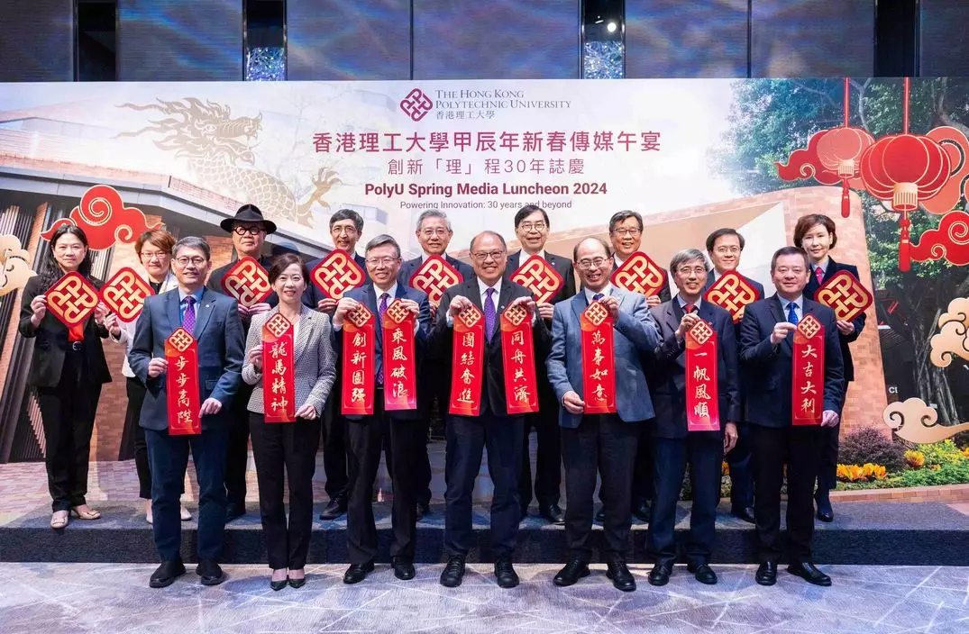 理大校長滕錦光(前排左三)聯同校董會主席林大輝(前排左四)等領導層出席傳媒春茗。(FB圖片)