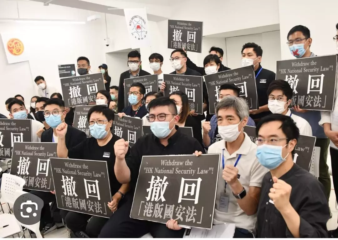 黑暴期間選出的區議會，陷入極度狂亂，17個區議會的329個區議員竟可舉行違規的「特別會議」，要求撤回《香港國安法》，會上更展示「港獨」標語，觸目驚心。