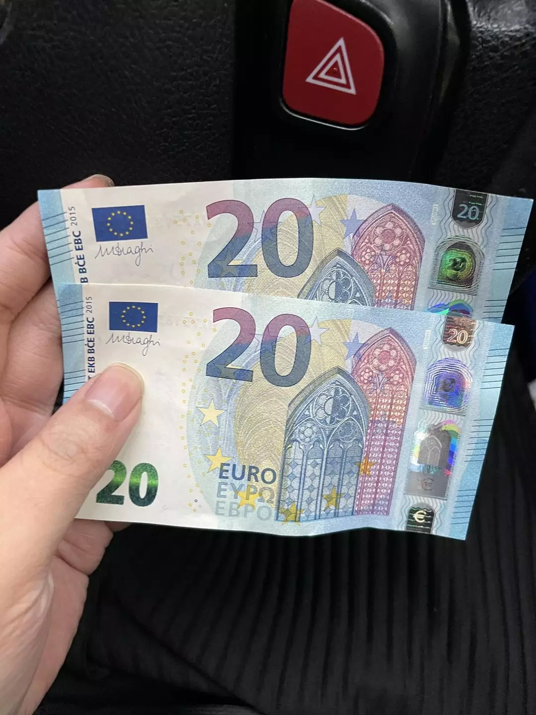 司機收到的兩張20歐羅，與港幣20元的確非常相似。（圖片來源：的士司機資訊網 Taxi）