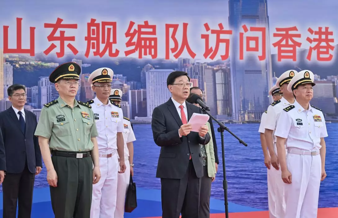 李家超上午在昂船洲軍營出席中國人民解放軍海軍山東艦編隊訪問香港歡迎儀式致辭。政府新聞網圖片