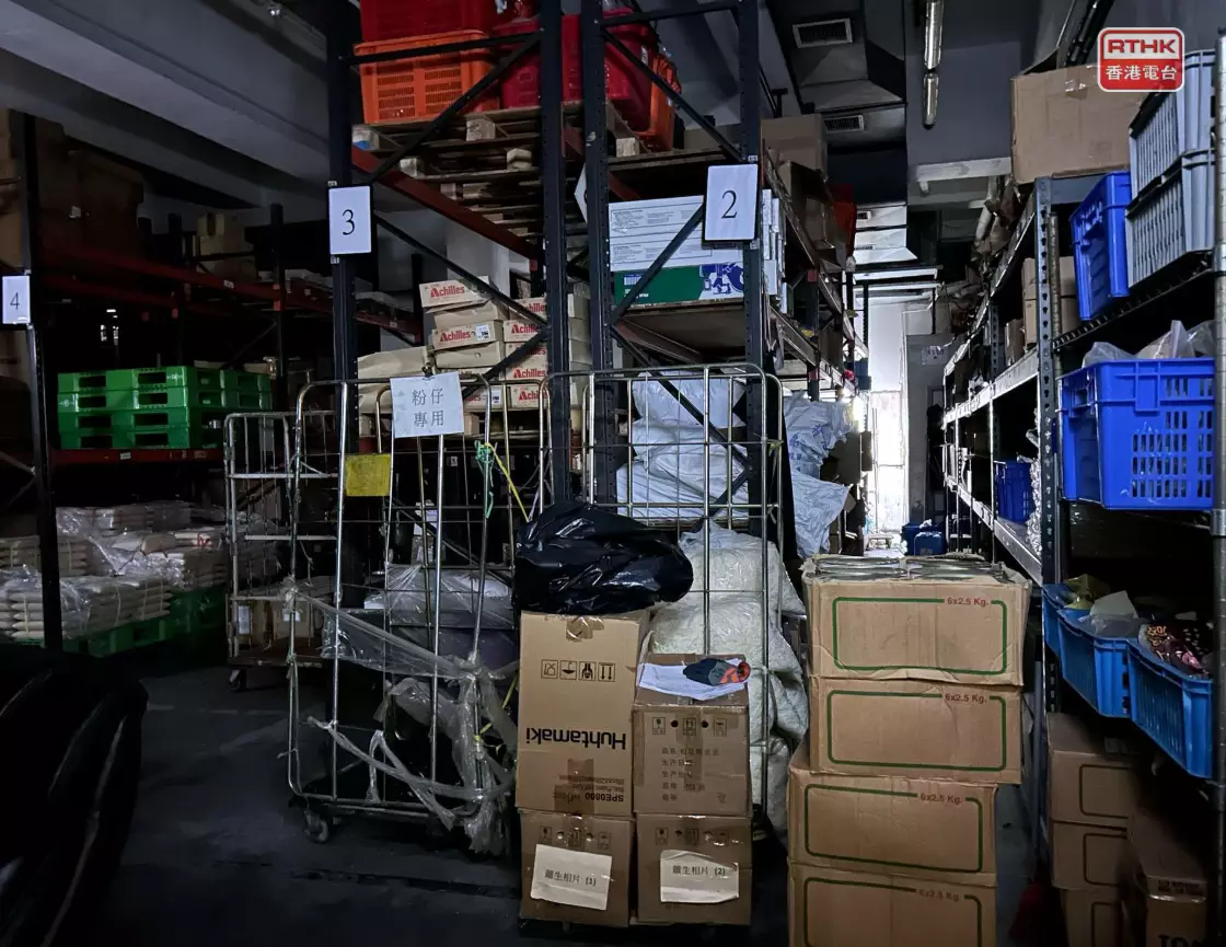 位於火炭另一座工業大廈的海皇粥店工場,生產部和倉庫大門鎖上鎖鏈,集貨區大門打開。