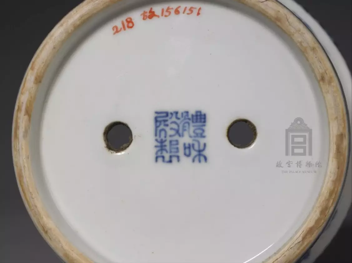 外底署青花篆書「體和殿制」雙行四字款(圖片來源︰故宮博物院)