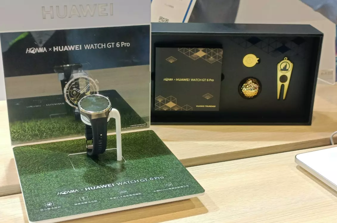 華為在展位展示多款裝置產品，支援多裝置協作及健康監測功能。巴士的報記者攝